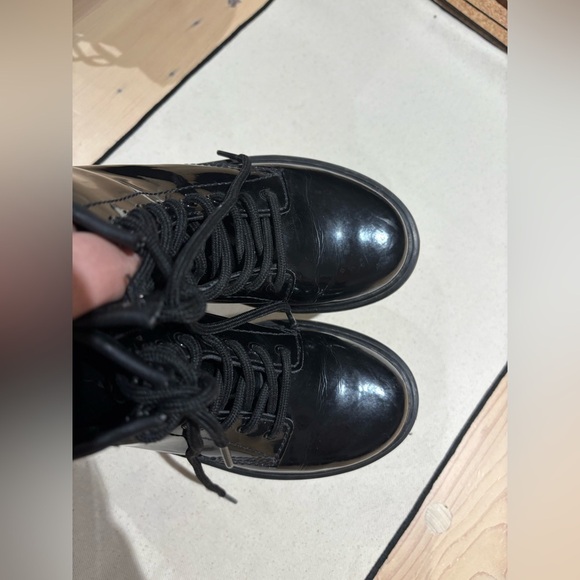 EUC-Junior 1460 Patent Leather Lace Up
Boots in Black | Dr. Martens - Picture 2 of 13